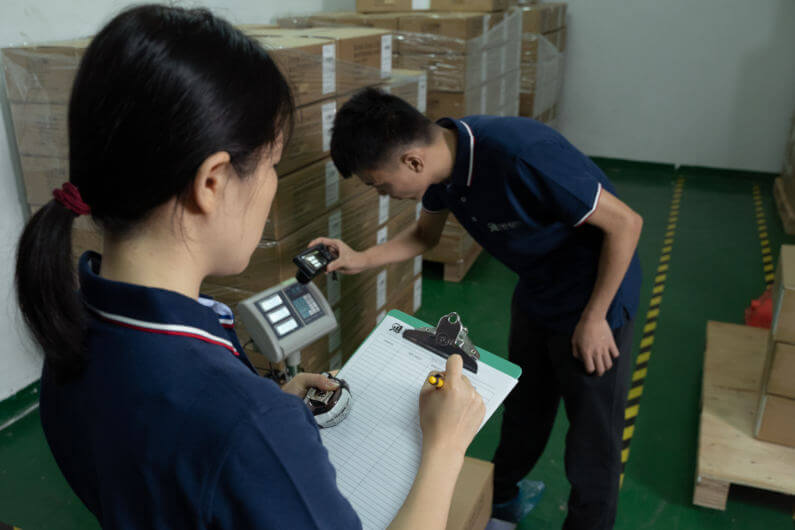 Inspection company in China examining products