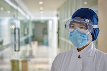 Medical worker wearing goggles and a surgical mask
