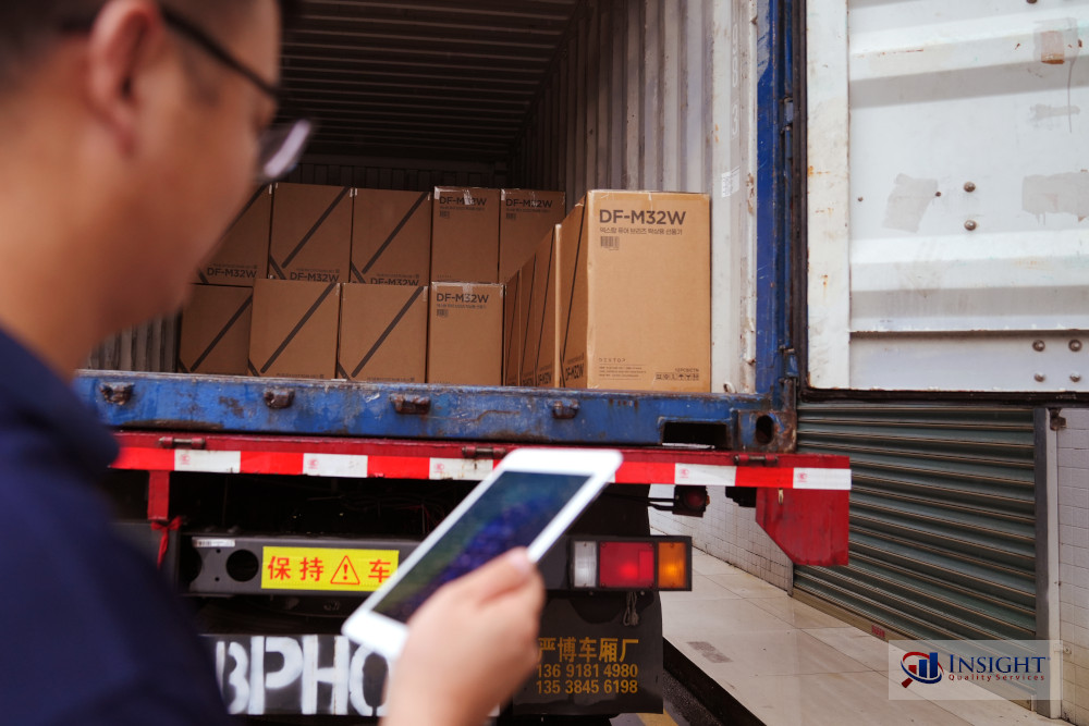 Insight inspector (Ray) reviewing a container