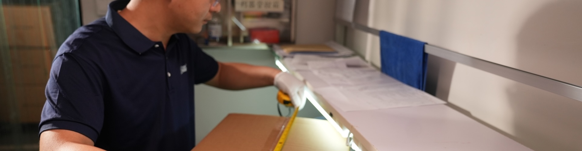 Inspector measuring carton length